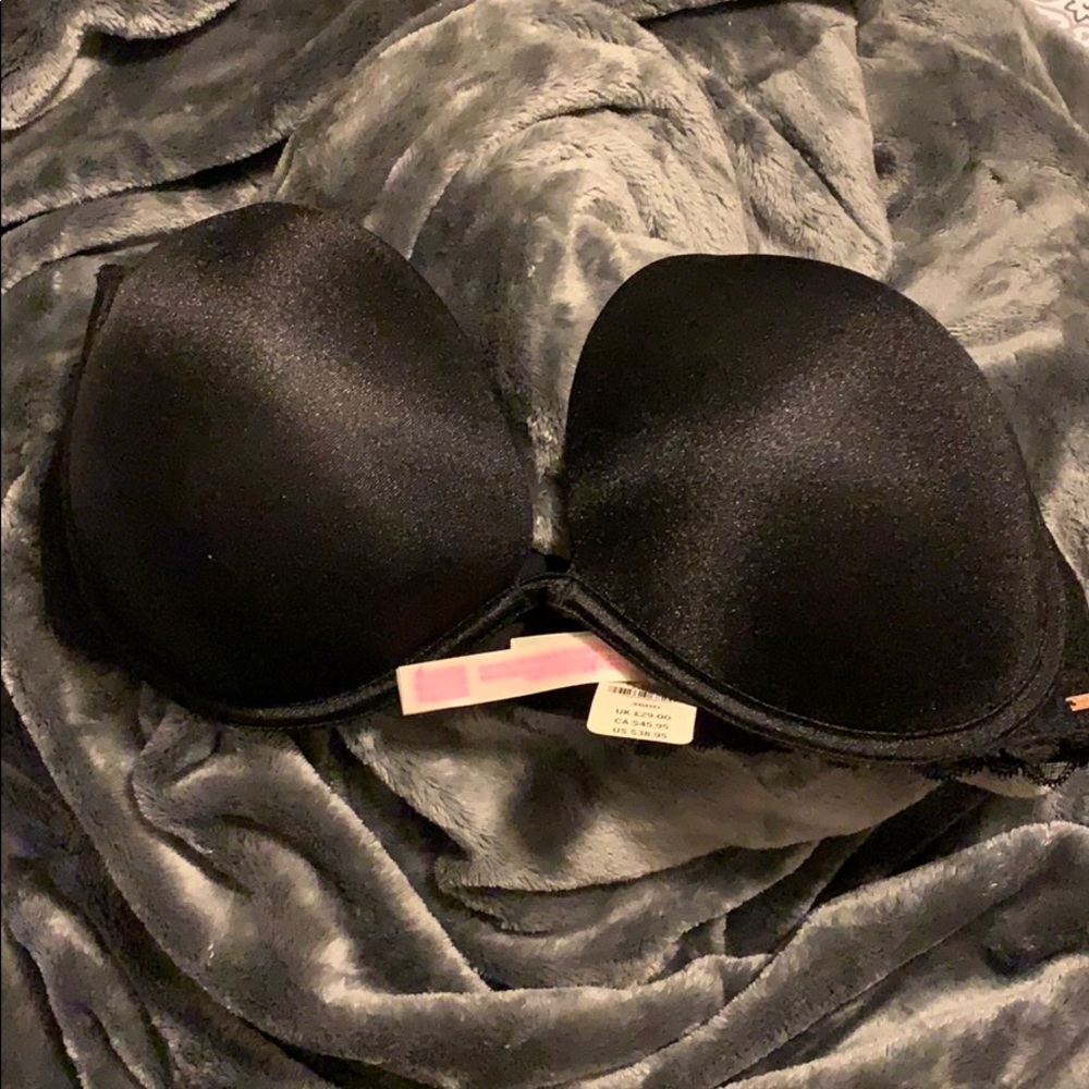 Black Victoria’s Secret bra